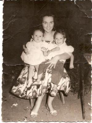 Sur la photo, ma mère nous tient sur ses genoux : mon frère à sa gauche et moi à sa droite.